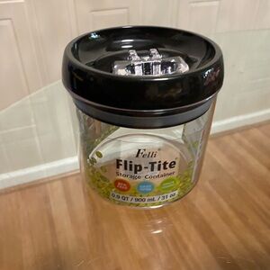 - Brand New felli Plip-Tite Storage Container 0.9Qt/ 900L/ 32Oz. Round